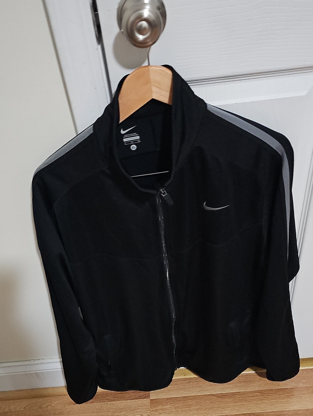 Nike Black Men's Full-Zip Performance Jacket with Gray Shoulder Stripes Size XL